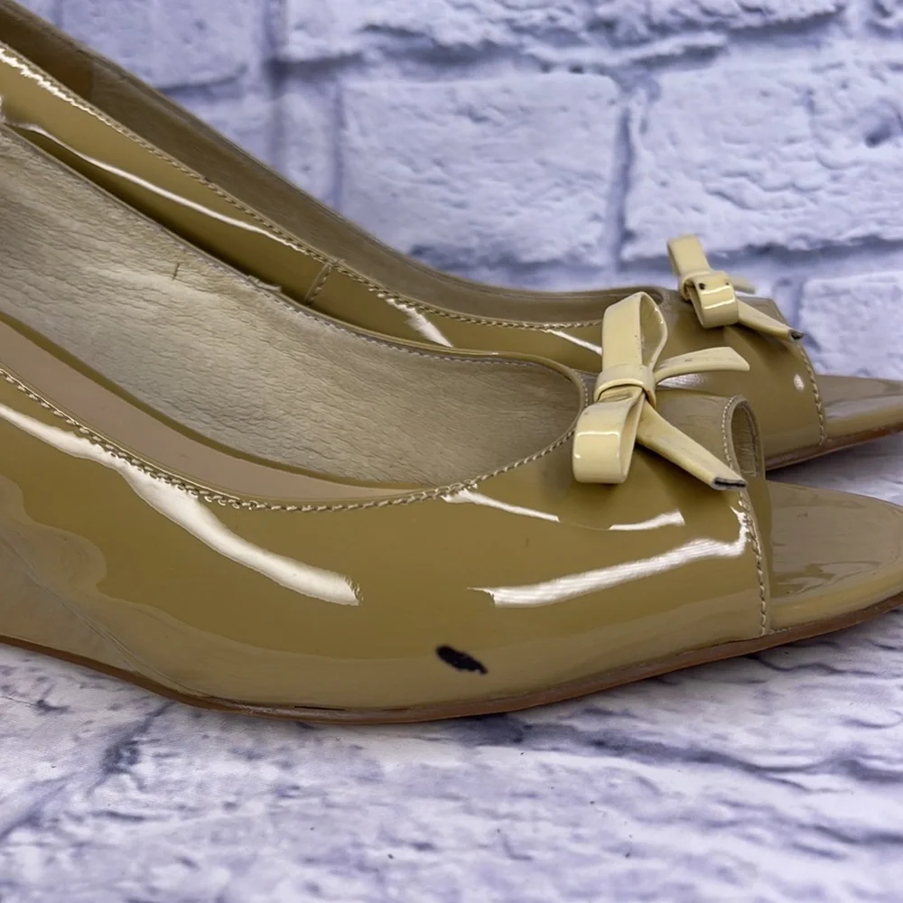 KATE SPADE New York Metro natural Patent Leather 9 M Pyramid 3 in. Wedges